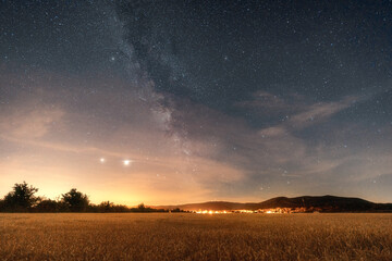 Milchstraße über dem Brocken mit Dämmerung