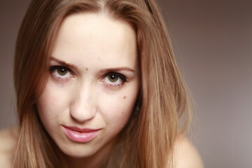 Naklejka premium Emotional girl portrait on the brown background