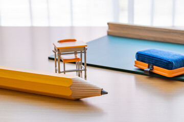 鉛筆　学習机　黒板　黒板消し　学校　教育イメージ
