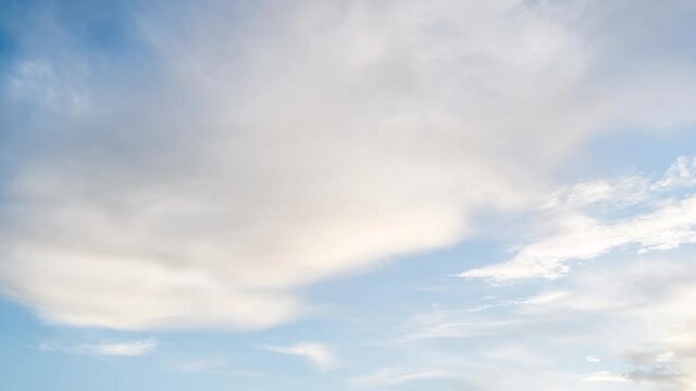 TimeLapse do c&eacute;u azulcom nuvens para o Por-do-Sol