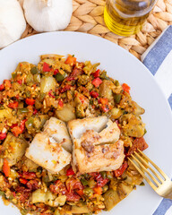 Delicioso plato de bacalao con verduras