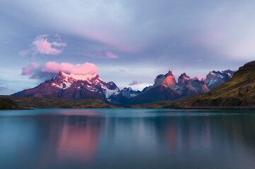 Sonnenaufgang über Cuernos del Paine und Lago Pehoe, Nationalpark Torres del Paine, chilenisches Patagonien, Chile
