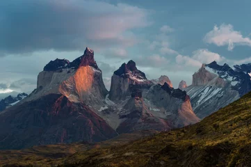 Papier Peint photo autocollant Cuernos del Paine Lever du soleil sur Cuernos del Paine, Parc National Torres del Paine, Patagonie chilienne, Chili