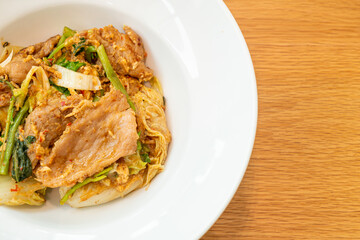 stir-fried vermicelli with vegetables and pork in sukiyaki sauce