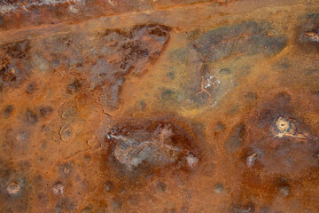 Alte und verrwitterte Metallplatte an einem Hafensteg