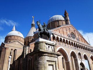 Fototapeta premium The Basilica of Saint Anthony of Padua and the Equestrian Statue of Gattamelata by Donatello in Padua, ITALY