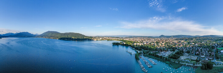 Panorama d'Annecy depuis le Lac