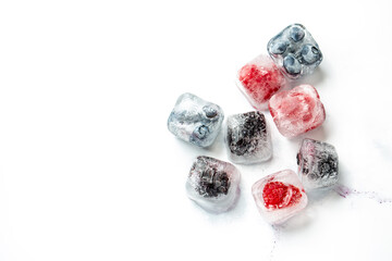 Obraz na płótnie Canvas ice cube with fruits