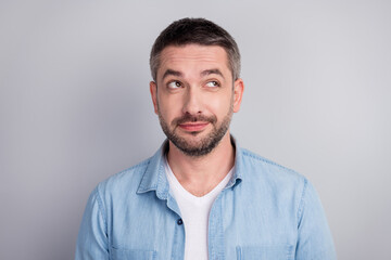 Obraz premium Close-up portrait of his he nice attractive creative dreamy doubtful cheery guy worker executive manager overthinking solution isolated over gray light pastel color background