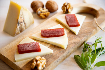Organic premium cheese with quince