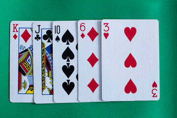 HIGH CARD POKER CASINO CON FONDO VERDE