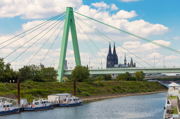 Köln, Blick vom Deutzer Hafen auf Severinsbrücke und Dom