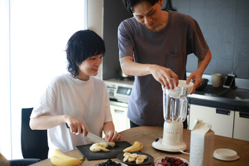 スムージーを作るカップル