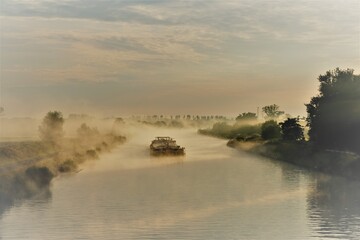 Schiff aus Nebel im Kanal