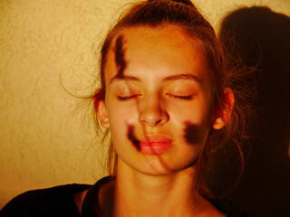 Ombre d'une fleur sur le visage