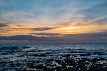 Obraz premium Scenic colorful sunset at the sea coast. Good for wallpaper or background image Radiant sea beach sunset Panoramic photo .Sunset sea horizon sky clouds. Sea sand beach 