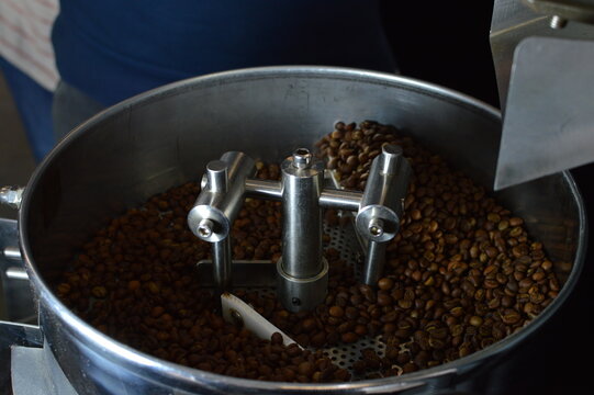 Kaffeeröstung in einer Manufaktur von Hand 