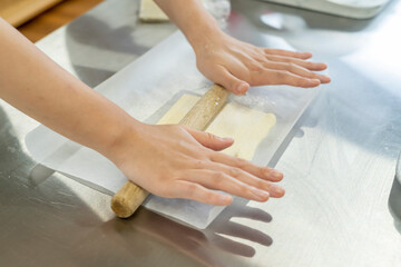 Fototapeta premium お菓子作りをしている女性