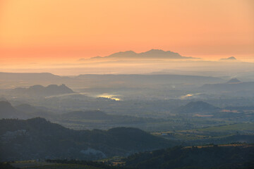 Horizonte al amanecer visto desde la cima de una montaña en una mañana brumosa