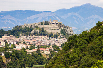 Le village de Sisteron en été en France