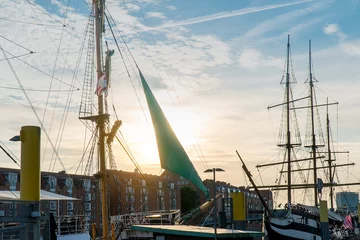 Sonnenuntergang im Sommer Landschaftsansicht blau orange Himmel in Europa Bremen Deutschland Tourismus Wahrzeichen Sightseeing in Schlachte Weser mit alten Vintage Boot Schiff mittelalterlich © Chan2545