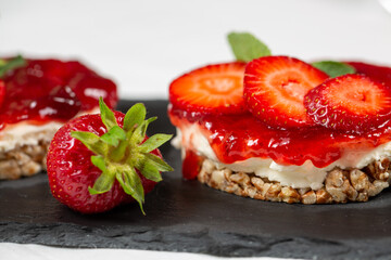 rice cakes with strawberries
