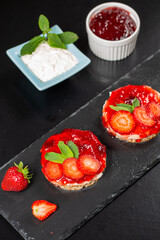 rice cakes with strawberries
