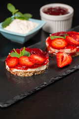 rice cakes with strawberries