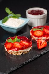 rice cakes with strawberries
