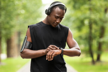 African man working out with fitness bracelet