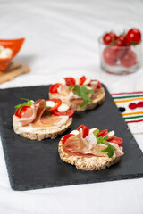 rice cakes with cherry tomatoes, Prosciutto and mozzarella