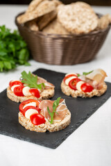 rice cakes with cherry tomatoes, Prosciutto and mozzarella