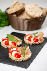 rice cakes with cherry tomatoes, Prosciutto and mozzarella