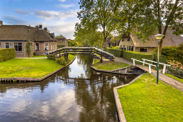 Fototapeta na wymiar Canals in Giethoorn Village