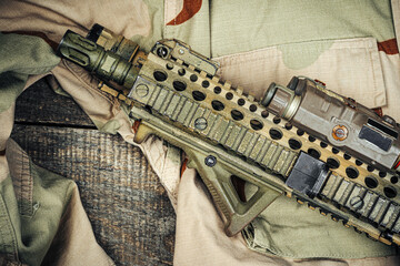 Close up photo of M16 rifle on wooden board