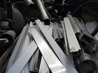 Zdjęcie rdzawych odpadów metalowych na złomowisku © Agnieszka