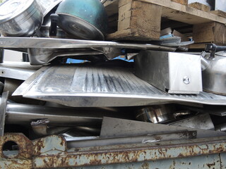 Zdjęcie rdzawych odpadów metalowych na złomowisku