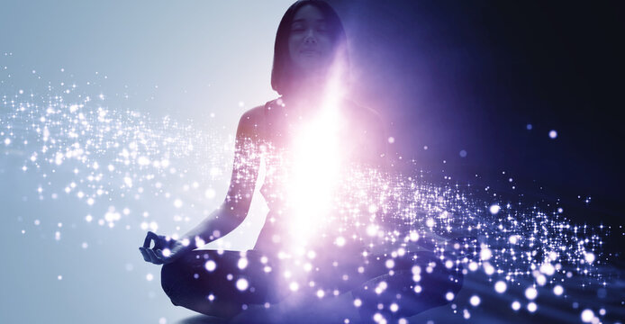 マインドフルネス　精神統一　瞑想をする女性