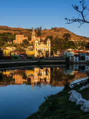 Fototapeta premium Vista da cidade de Pirapora do Bom Jesus, interior de São Paulo, Brasil, com Rio Tietê em primeiro plano.
