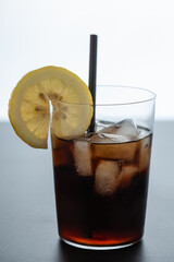 Bicchiere con bevanda ghiaccio limone e cannuccia