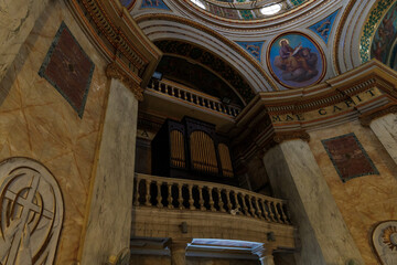 Obraz premium The large organ on the balcony in the main hall of the Stella Maris Monastery which is located on Mount Carmel in Haifa city in northern Israel