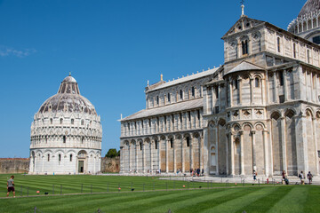 Obraz premium Panorama of the leaning tower of Pisa with the cathedral (Duomo) in Pisa, Tuscany, Italy 