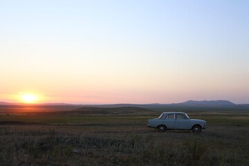 Fototapeta na wymiar car in the sunset