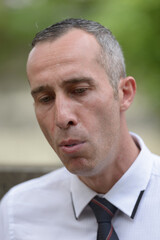 Fototapeta premium Portret dojrzały przystojny biznesmen z siwymi włosami na zewnątrz