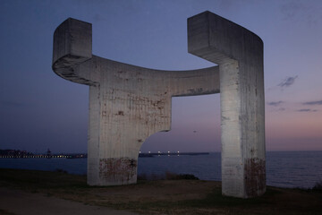Praise the horizon in Gijon with flash
