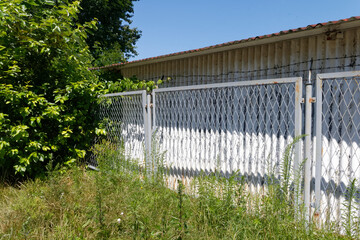 Magazyn przemysłowy z cegły za ogrodzeniem  © Miroslaw