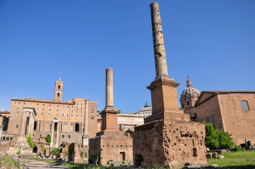 ローマの古い遺跡群　Old ruins in good weather in Rome