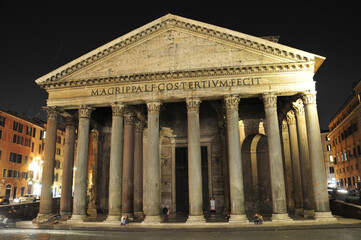 ローマのパンテオン　Beautiful illumination of the Pantheon in Rome