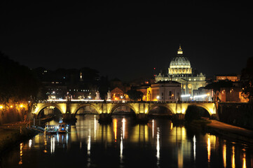 ローマの美しい夜景　A very beautiful riverside view of Rome