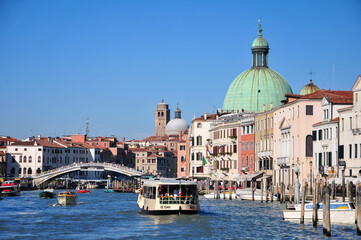 Fototapeta na wymiar ベネチアの運河　Views of the beautiful Rialto Bridge in Venice